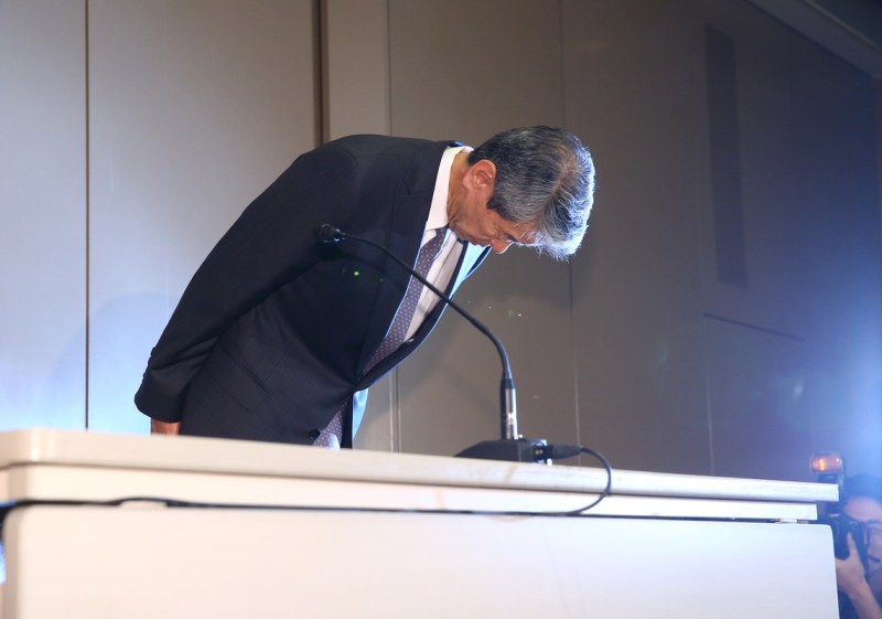 Toshiba'nın istifa eden CEO'su Tanaka Mayıs ayında özür dilerken(Kaynak: Toyo Keizai)
