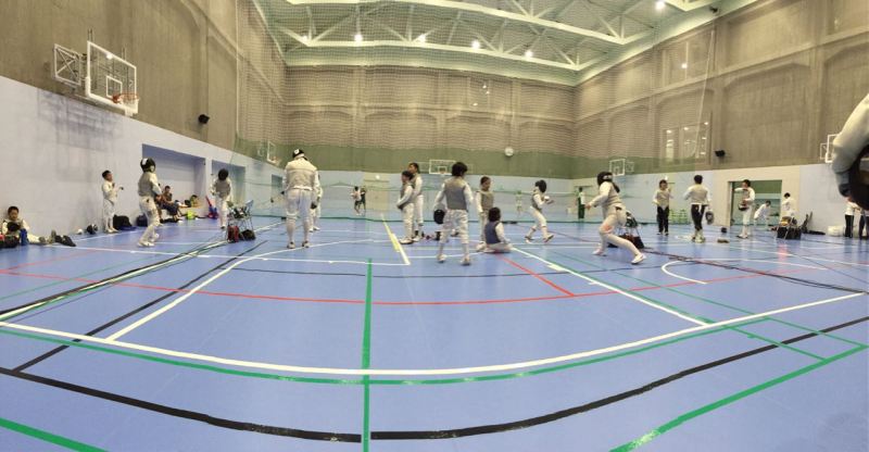 Belediyemizin spor salonu ortadan ikiye ayrılmış, 5 ayrı pistte sürekli maç antremanı yapıyorlar