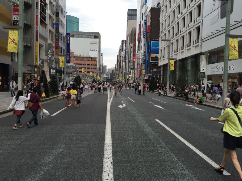 Ginza merkez caddesi yaya trafiğine kapatılmış insanlar serbestçe dolaşıyor