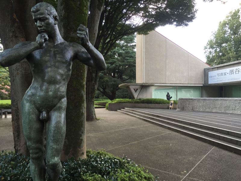 Setagaya güzel sanatlar müzesi girişi- heykel ve objeler bahçesine serpiştirilmiş