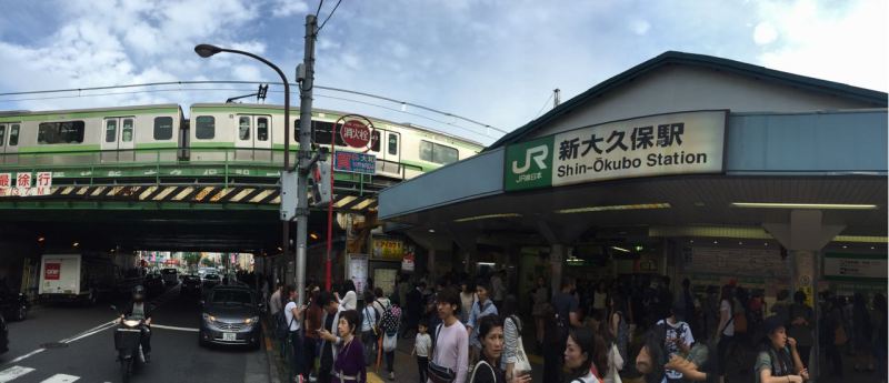 İlk bakışta her hangi bir kozmopolit Tokyo istasyonu gibidir Shin Okubo
