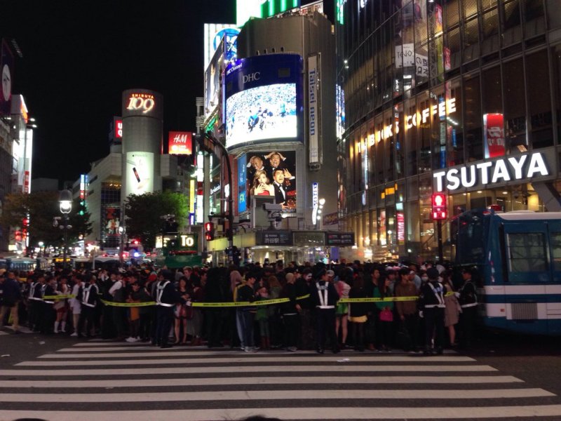 Shibuya'da polis kalabalığı kontrol etmeye çalışıyor (kaynak: Twitter aleminden Hiroko Tabuchi'nin attığı bir tweet'den)
