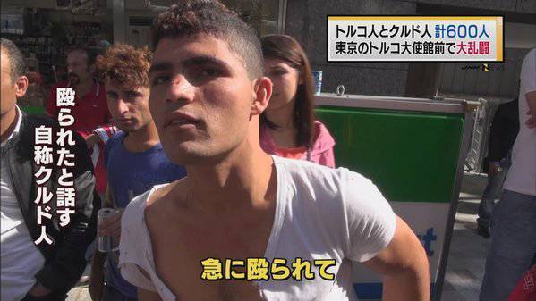 Kavgaya karışan ve kendini "Kürt" olarak tanımlayan bir Türkiye vatandaşı. Oy kullanmaya geldim arabada oturuken üzerime saldırdılar diye röportaj veriyor. 