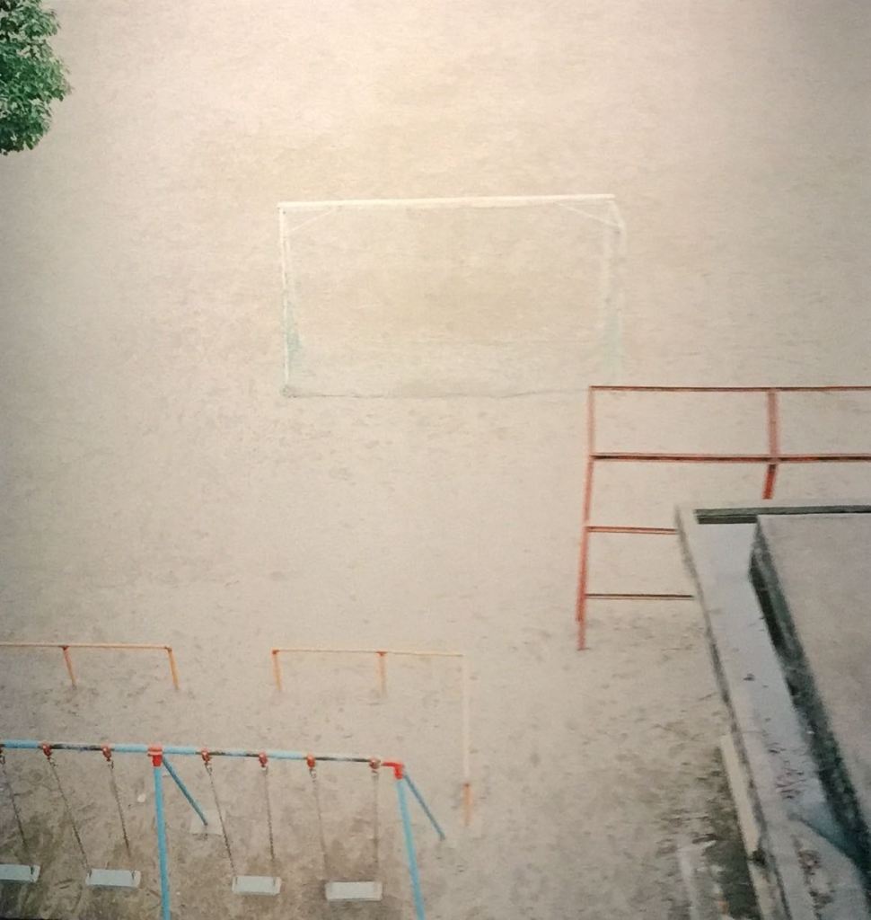 Bir çocuk parkı, Mie'nin kadrajı ustaca kullandığı fotoğraflardan birisi