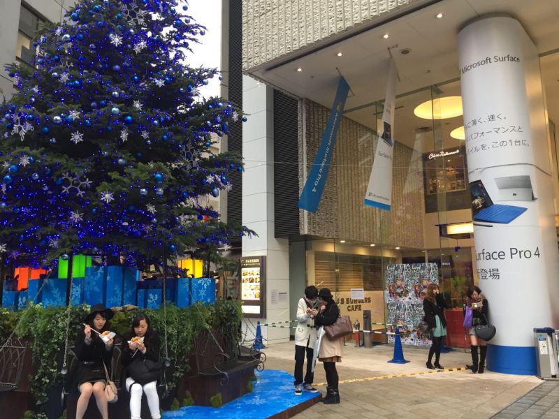 Bazı mağazaların önünde dev Noel ağaçları kurulmuş