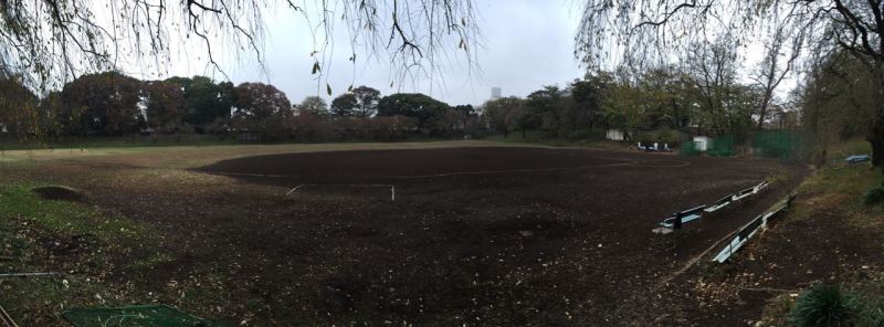 Hava kararmak üzere bir gurup öğrenci idman yapıyor