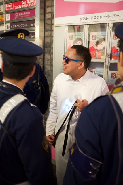 Göğsünde parlayan bir madalyon ile galiba "canlı bomba" kostümü yapmış adamı polisler ablukaya aldı