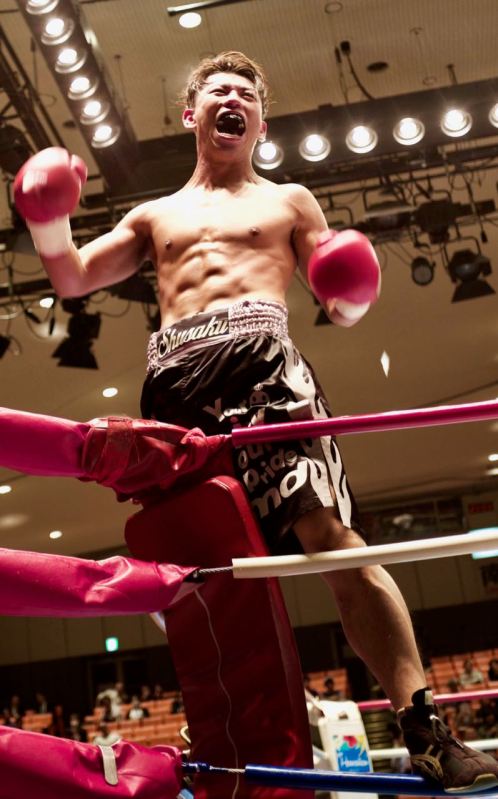 Fujinaka nakavt zaferini kutlarken