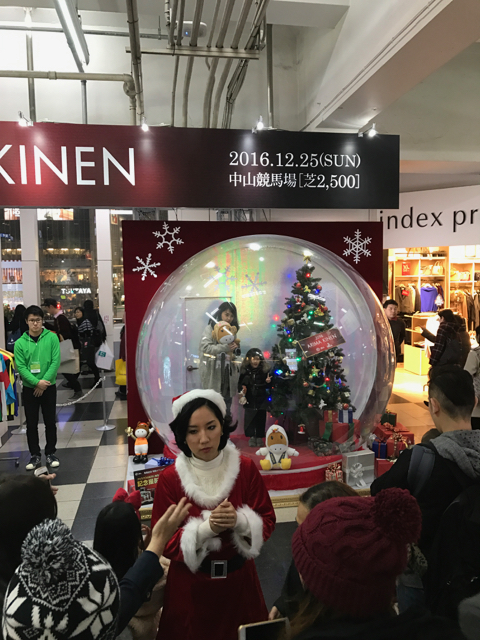 Shibya'da cam fanus içinde foto sırası bekleyenler
