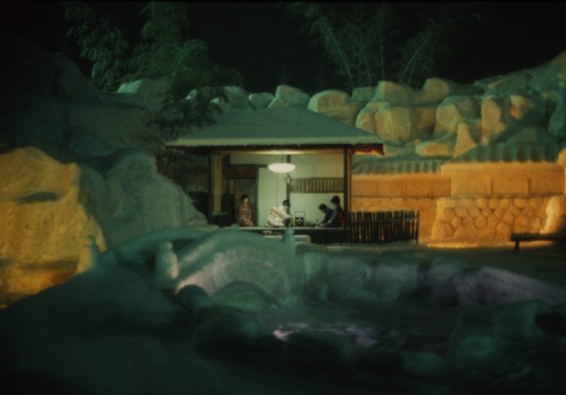 Kardan yapılmış minyatür bir şehirde çay seremonisi