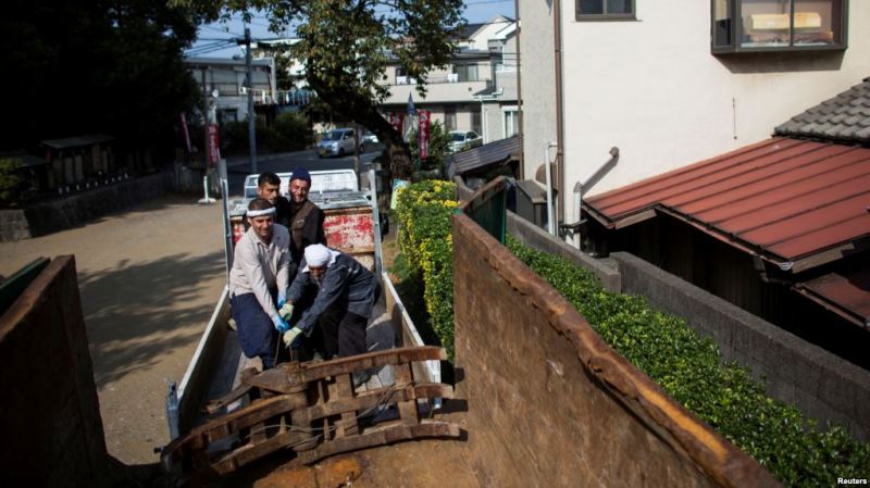 http://www.voanews.com/a/japan-foreign-workers-1-million/3695122.html